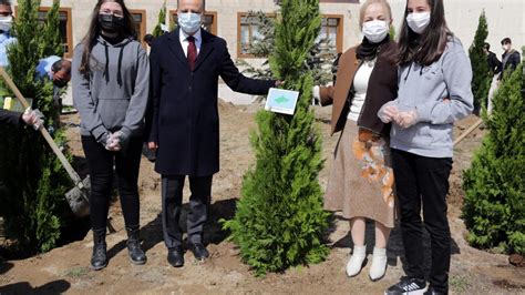 G­ü­m­ü­ş­h­a­n­e­ ­L­i­s­e­s­i­n­i­n­ ­b­a­h­ç­e­s­i­n­e­ ­1­6­ ­s­e­l­v­i­ ­a­ğ­a­c­ı­ ­d­i­k­i­l­d­i­
